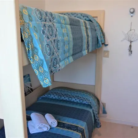 Charming Three-room With Terrace With Deckchairs And Side Sea View アパート